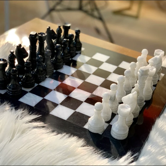 Onyx Chess Décor for Distinctive Home Styling