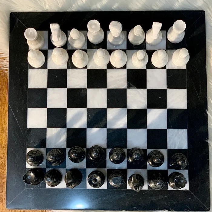 Onyx Chess Décor for Distinctive Home Styling
