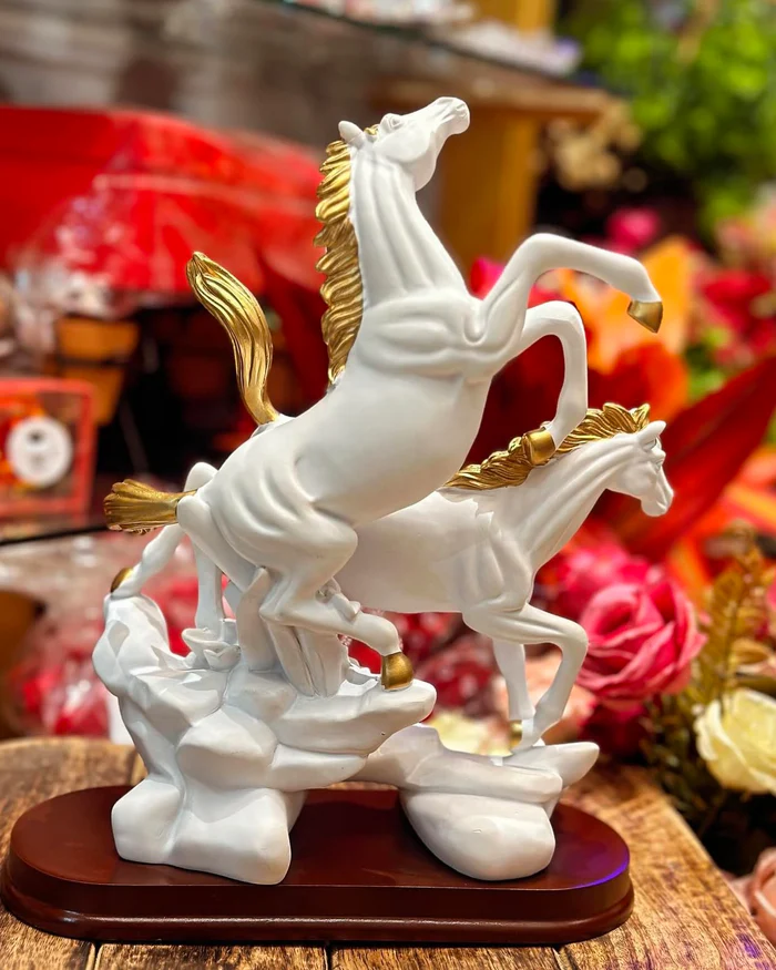 Timeless Classic Matte Horse Statue for Art Enthusiasts
