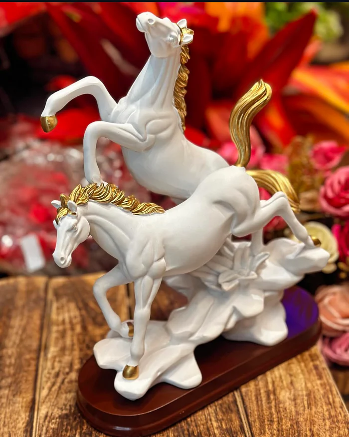 Timeless Classic Matte Horse Statue for Art Enthusiasts