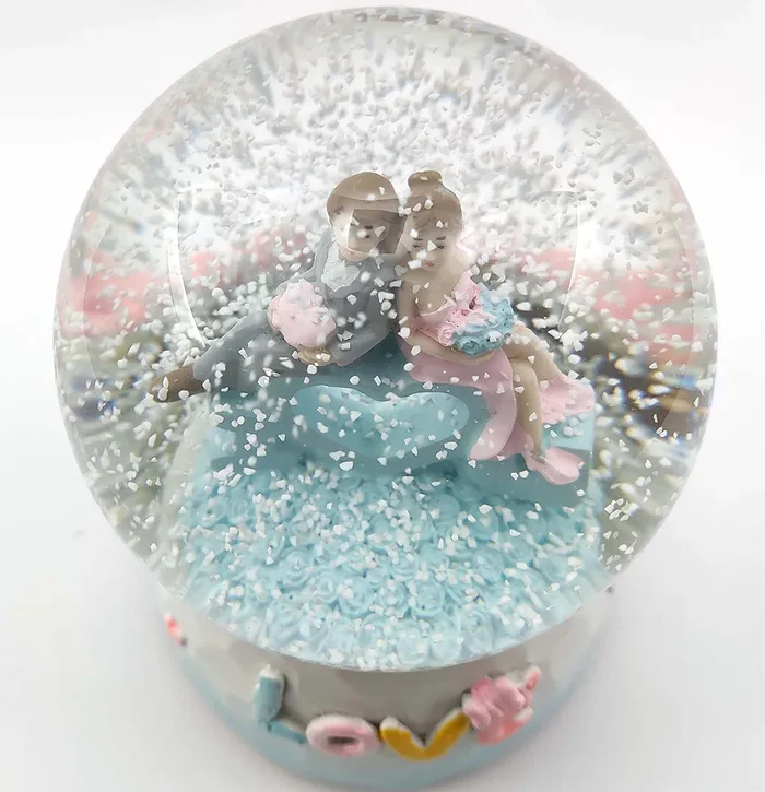 Snow Globe Couple in Love - Romantic Keepsake Gift