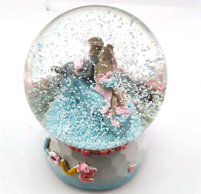 Snow Globe Couple in Love - Romantic Keepsake Gift