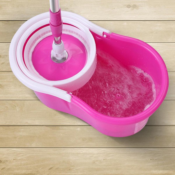 Spin bucket mop with strainer